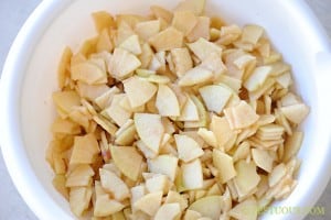 sliced apples in bowl.